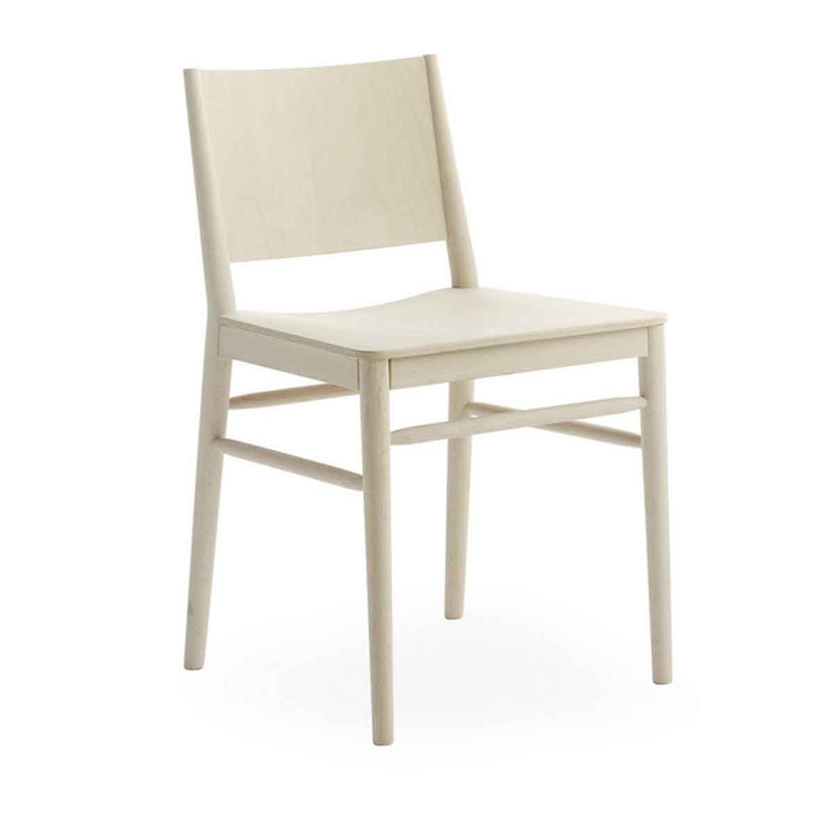 Pácolt vagy lakkozott tömör bükkfa keret. Kárpitozott ülés is elérhető, széles textil és bőr választékból.