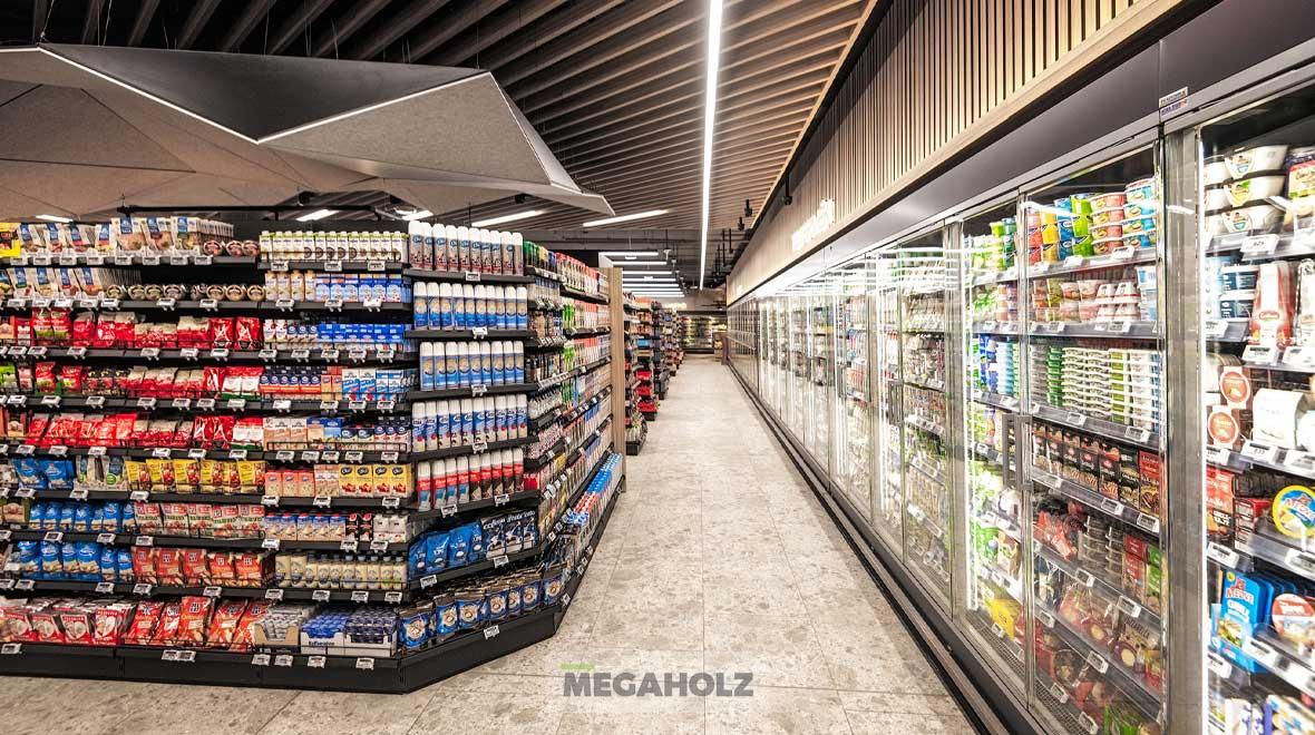 A CBA Linum üzletben egyedileg gyártott üzletberendezési megoldásainkkal járultunk hozzá színvonalas megjelenéshez. 
A falburkolatokon, optikai álmennyezeteken, kasszapultokon, design feliratokon és polcrendszereken kívül az üzlet világítását is a Megholz biztosította. Fő partnerünk, az Imoon, az Olasz fény-és lámpatechnika piacvezető fejlesztője az üzleti és kifejezetten élelmiszerbolti világítás terén. 